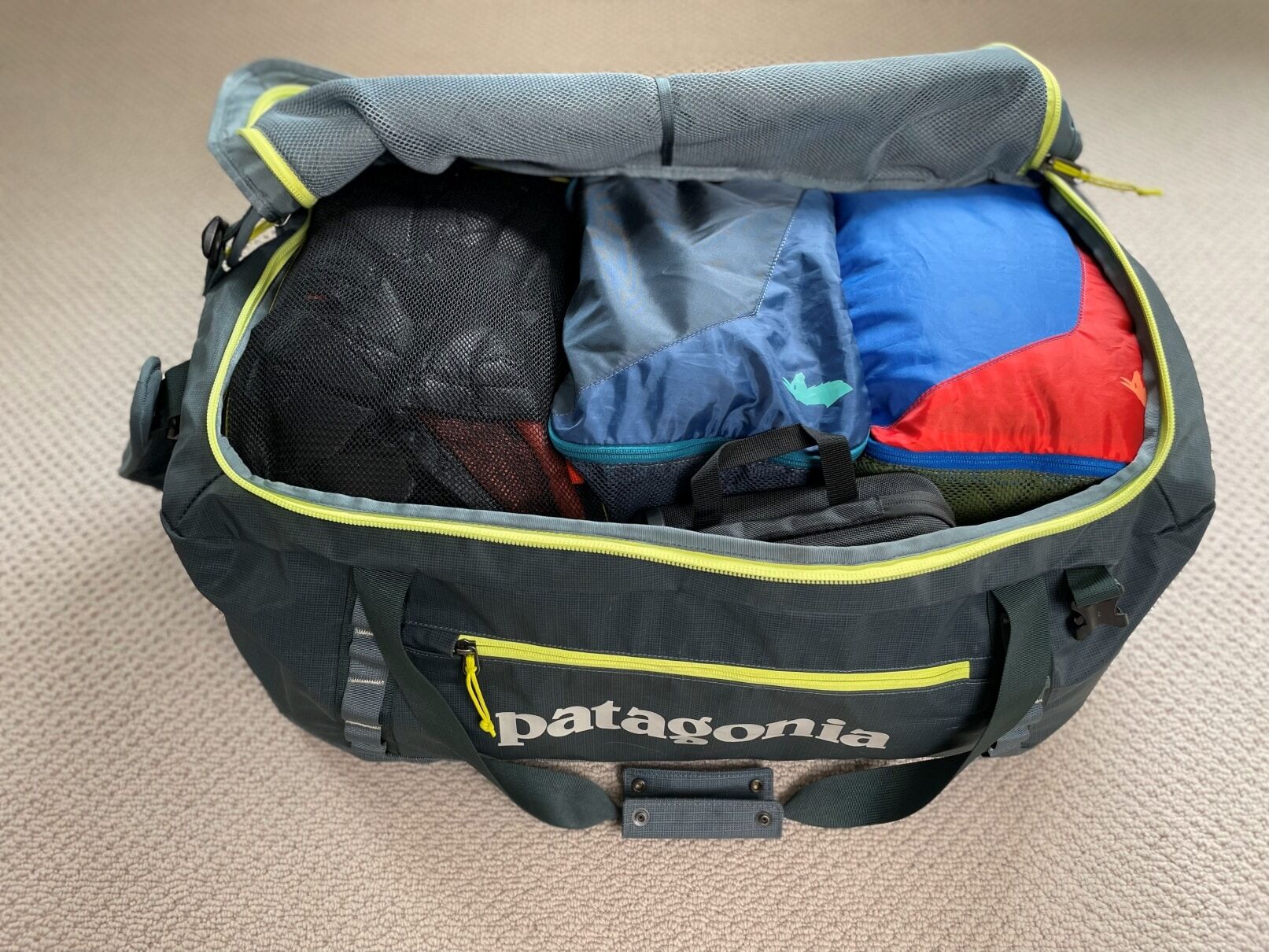 best travel duffel bags under 100 Large Duffle Bag for Travel, 100L for Men, 900D Polyester Water & Tear Resistant Extra Large Travel Bag Heavy Duty Moving Bags for Sport Camping Gear Holiday overnight leather bag Strategically designed side pockets Size:16.5 Inch(41x30x19 cm) DUSLANG 17 Inch Travel